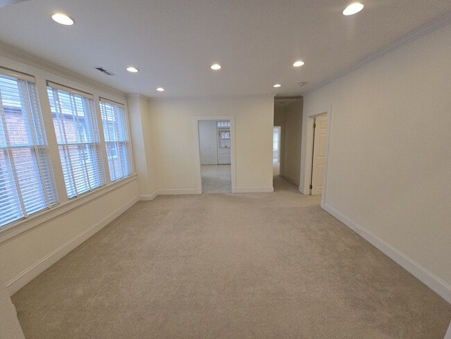 Building Photo - 621 W Princess Anne Rd