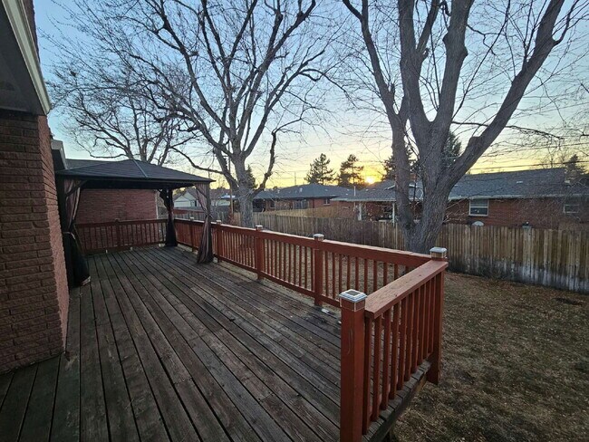 Building Photo - 2025 Lee St