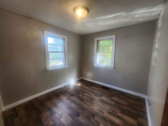 Building Photo - 2 Bedroom 1 Bath on the Northside