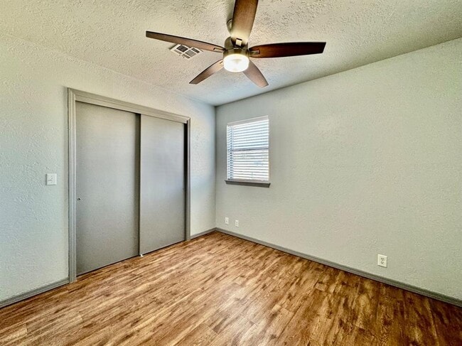 Building Photo - 925 Swan Lake Ct