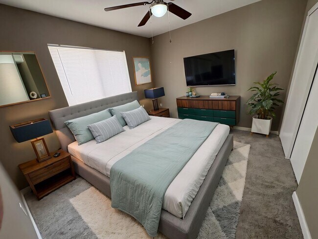 Building Photo - Great eastside location four bedrooms