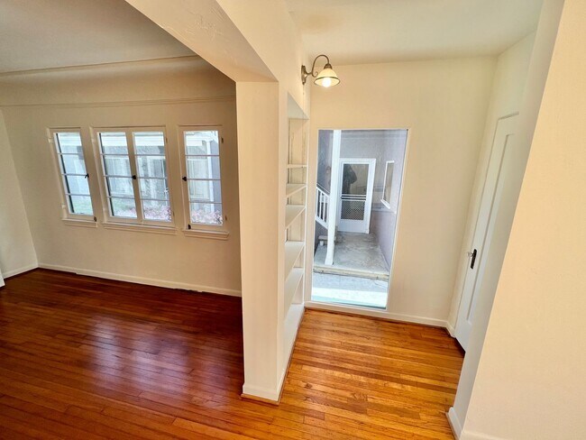 Building Photo - Charming Belmont Shore 2BD/1BA in Spanish-Style Duplex | Garage Included