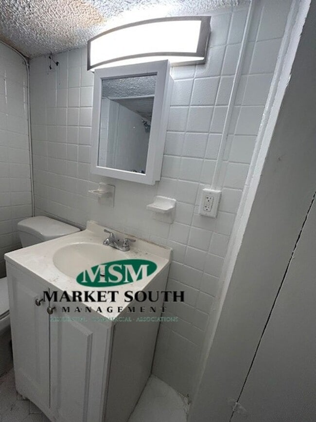 Building Photo - RENOVATED ONE BEDROOM ON THE BEAUTIFUL JONES STREET!!!