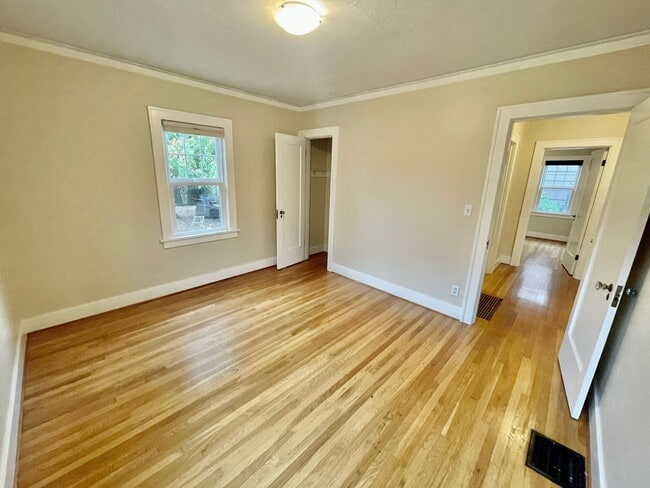 Building Photo - Rare Find, Large 3bd/2bathroom (w/ Bonus Rooms) House Near Rose City Golf Course