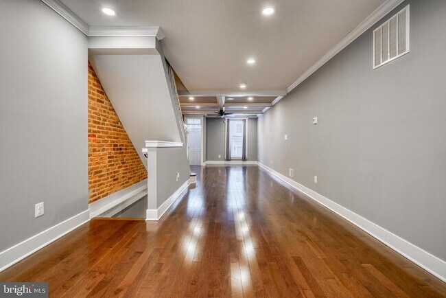 Building Photo - 939 Baylis St