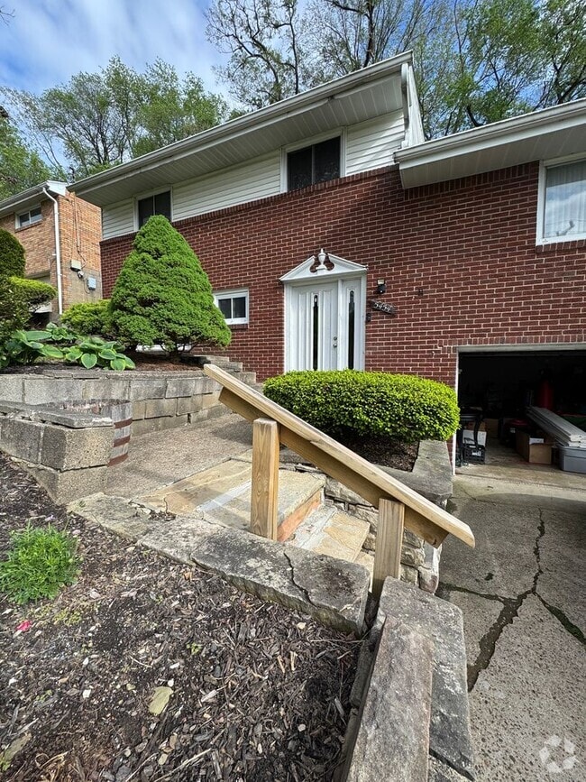 Building Photo - Spacious Split Level in Baldwin for Rent- ...
