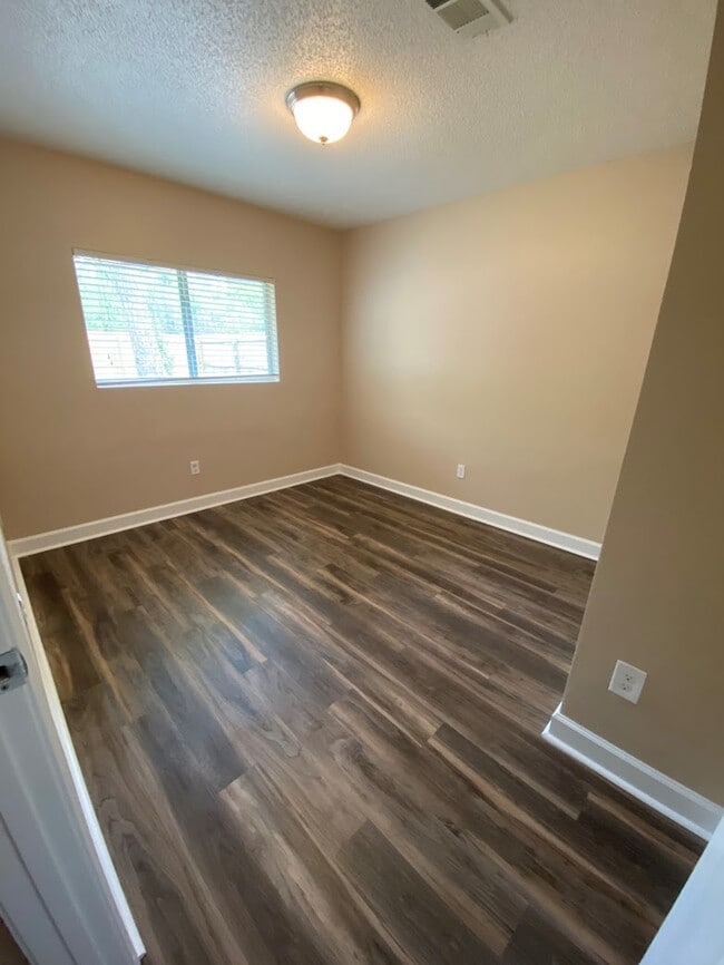 Building Photo - 672 Carrier Dr