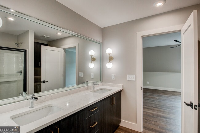 Building Photo - 119 Chateau Dr SE