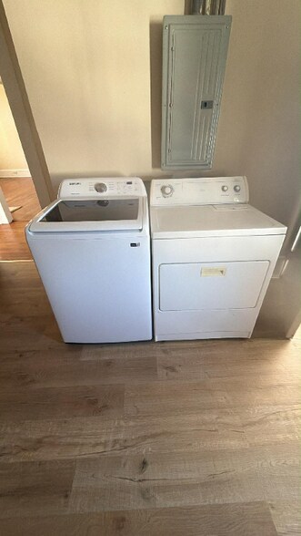 Building Photo - 233 College St