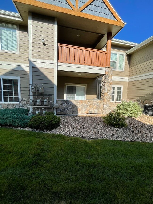 Building Photo - Charming Main Floor Condo in Water Valley