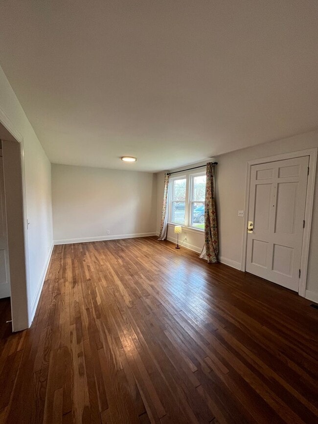 Building Photo - Renovated 2 Bedroom/ 1 Bath Duplex minutes to 12th South, Lipscomb, Belmont and Vandy with 2 Car ...