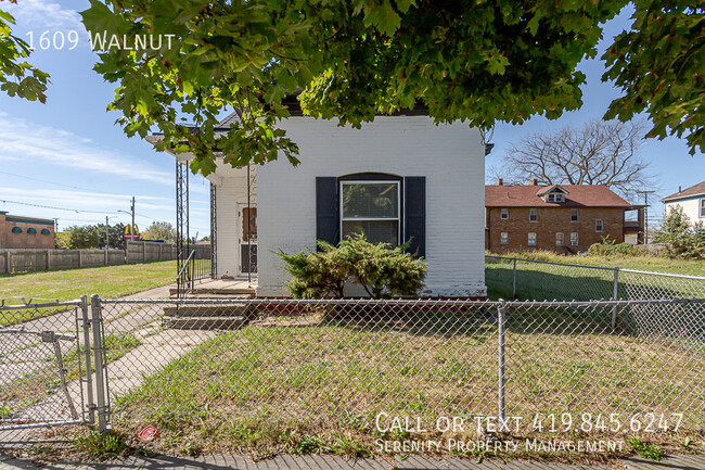 Building Photo - Merry and Bright! This Home Is Just Right!...