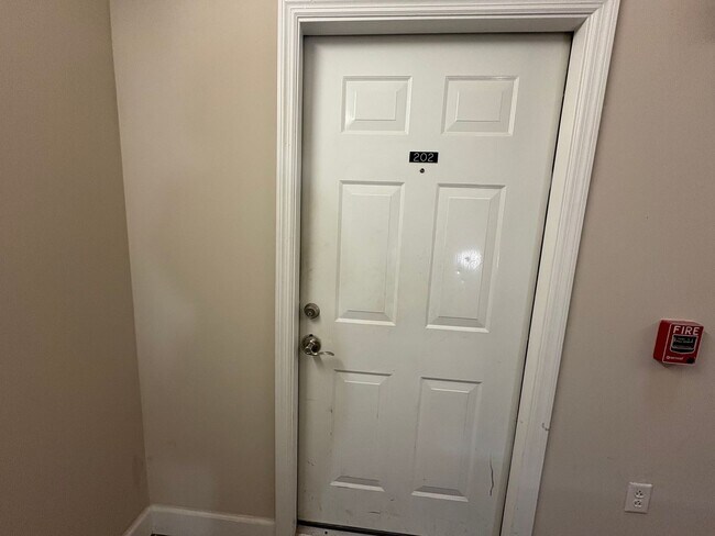 Building Photo - 490 Poplar St