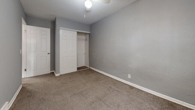 Building Photo - Elyria - updated 2 bedroom/1 bath townhouse.