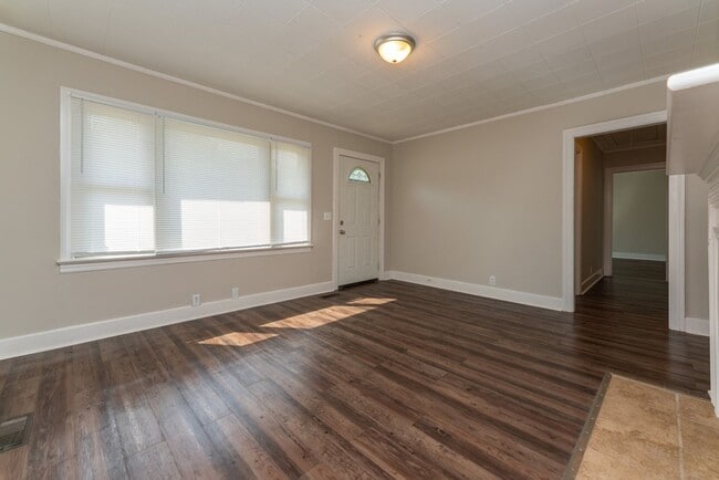 Building Photo - Move-In Ready Comfort – 4 Bed, 2 Bath!