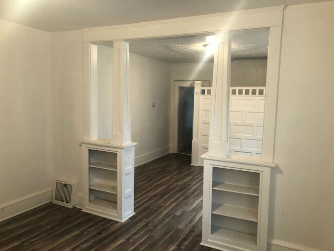 Building Photo - 507 - 1127-29 Victory Street