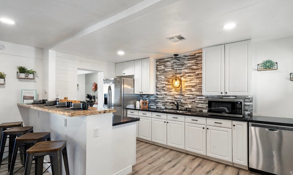 Building Photo - 3330 E Cypress St
