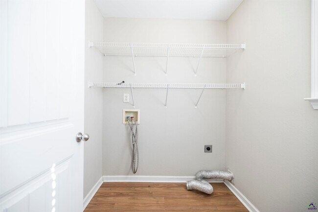 Building Photo - 104 Rosales Dr