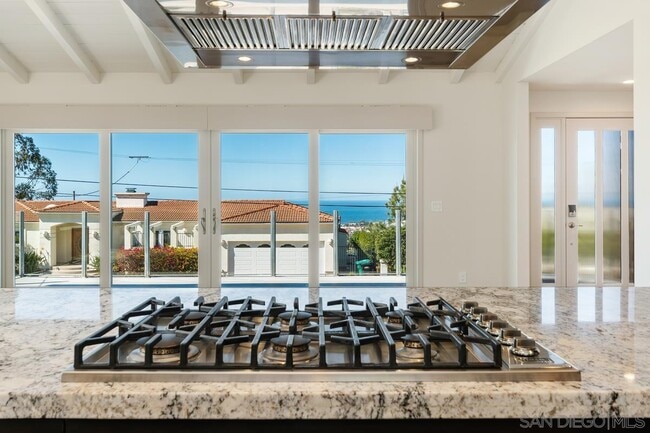 Building Photo - 923 Muirlands Vista Way