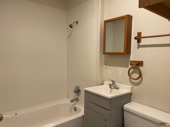 Building Photo - Cute 2 Bedroom 1 Bath Apartment-Centarlly ...