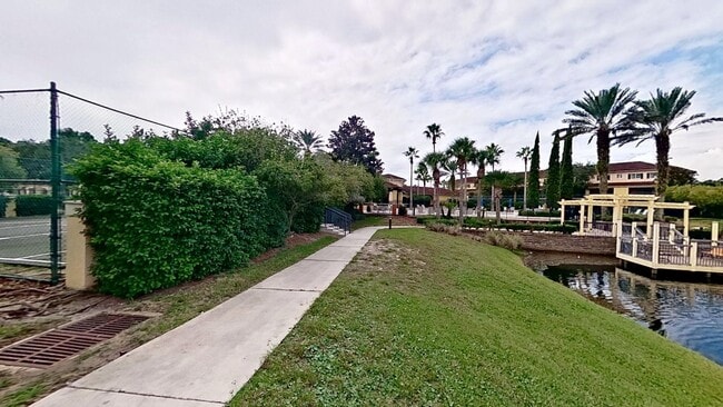 Building Photo - Beautiful Townhouse Style Apartment availa...