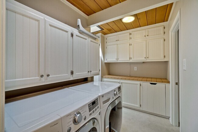 Building Photo - Beautifully Updated 4 Bed, 3 Bath Eichler ...