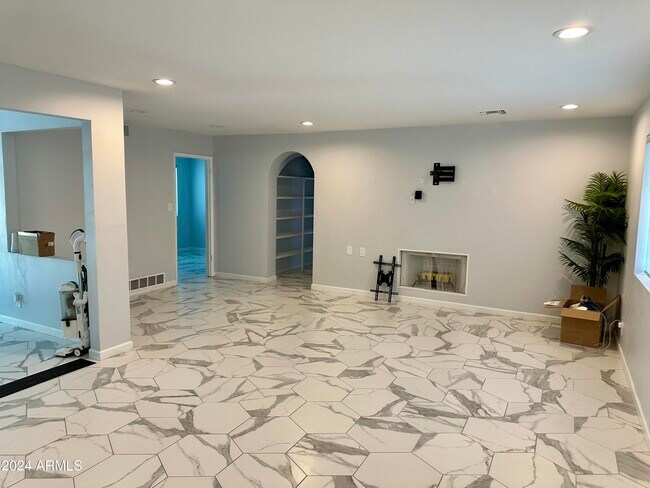 Building Photo - 5634 E Wilshire Dr