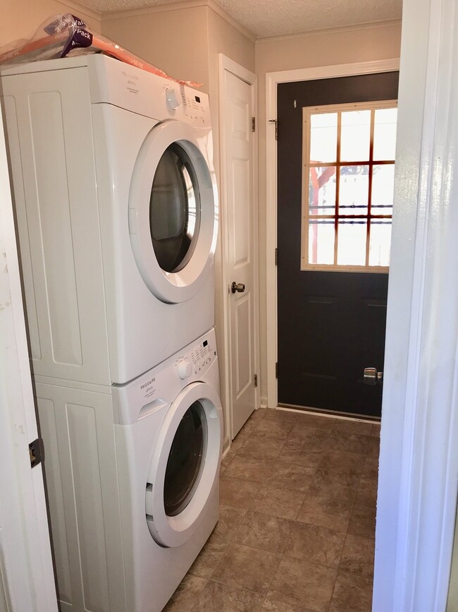 Building Photo - 3 Bedroom/2 Bathroom Home