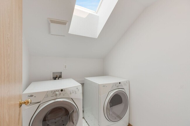 Building Photo - 3bdrm + Office/Den, 2.25 Bath,1664 sq ft, 2 car garage, Backs to Greenbelt! Lk Stevens Schools!