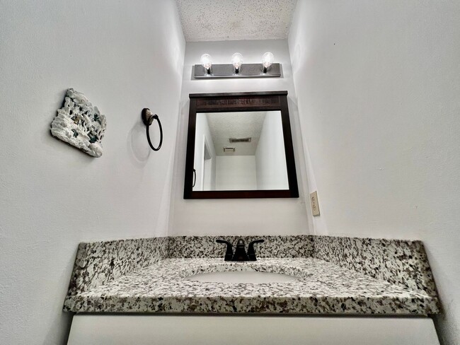 Building Photo - Updated Chimney Hill Condo Available 03-25...