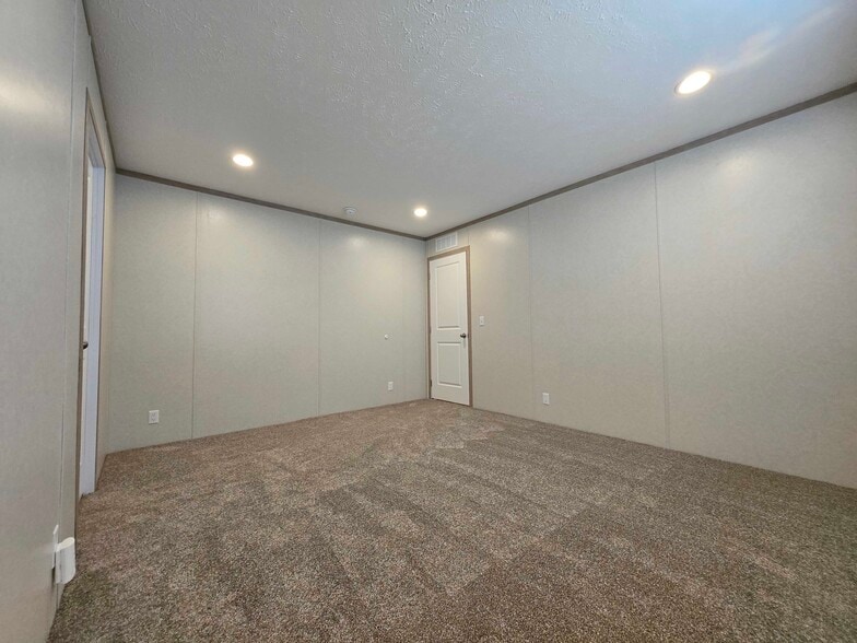 Building Photo - 52758 S Yorktown Ct