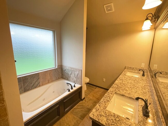 Building Photo - 3 bed 2 bath 2 car in Moore Schools! Great...