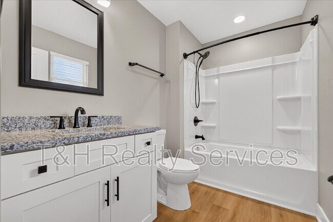Building Photo - 623 W 39th St