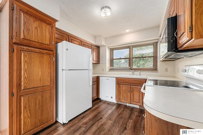 Building Photo - 1611 S 168th Ave