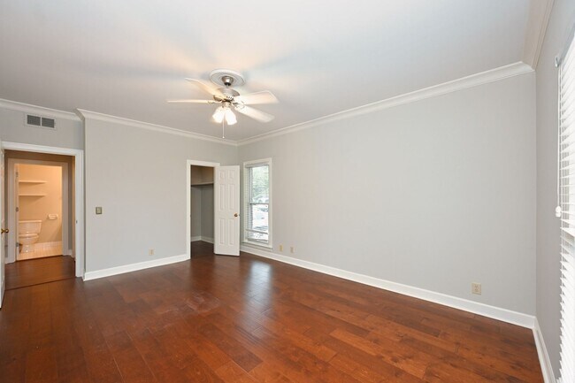 Building Photo - **UPDATED FIRST-FLOOR CONDO IN DESIRABLE P...