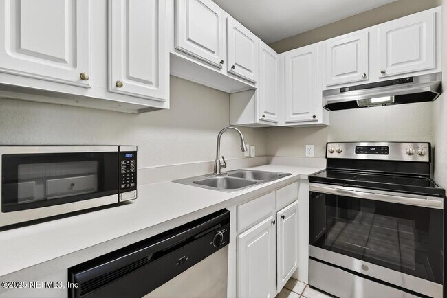 Building Photo - 13703 Richmond Park Dr N