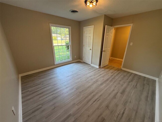 Building Photo - 113 Lori St