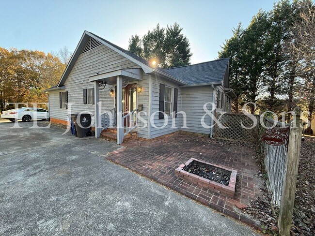 Building Photo - Charming 3-Bedroom Home with Rocking Chair Porch and Screened Back Patio