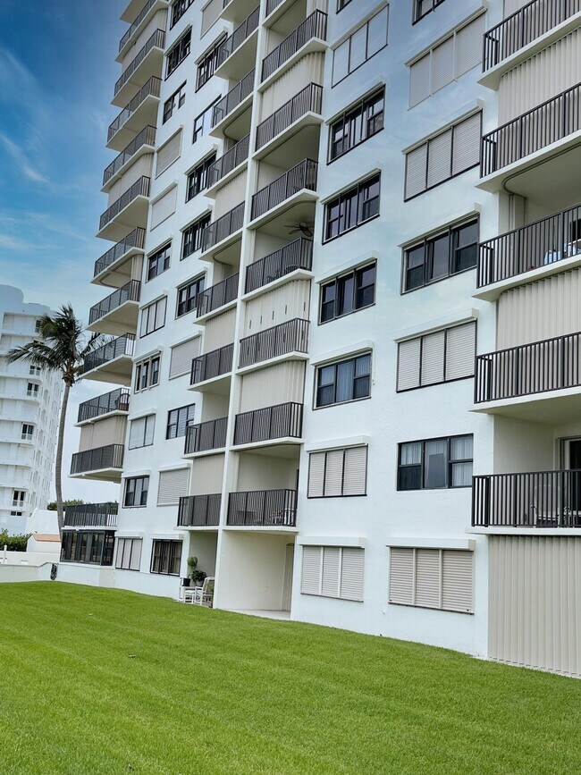 Building Photo - 10044 S Ocean Dr
