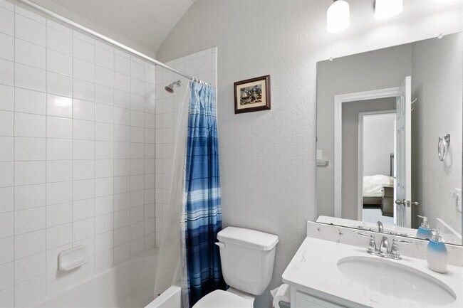 Building Photo - 515 Round Lake Dr