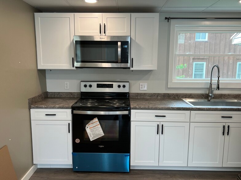 Kitchen Stove / Microwave - 124 Aubrey Ave