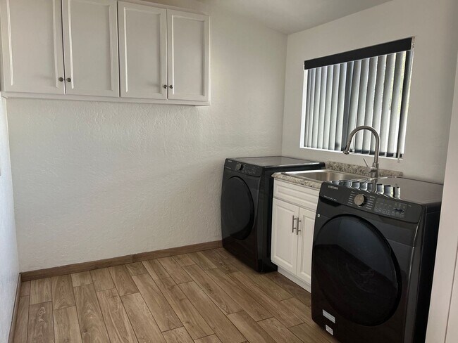 Building Photo - Gorgeous fully remodeled centrally located 3 bedroom home.