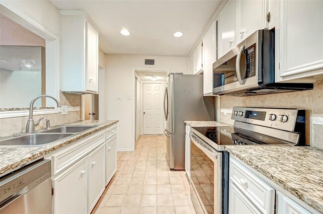 Building Photo - 13922 Hollowgreen Dr