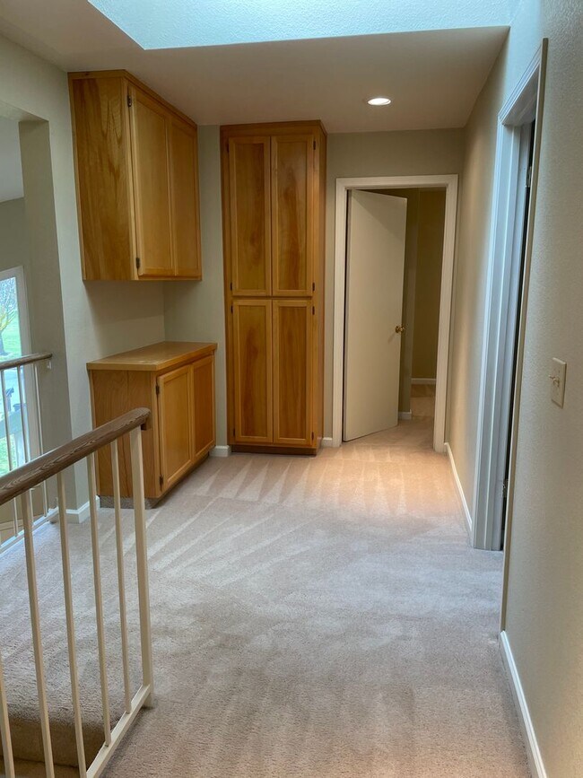 Building Photo - 4 bedroom 3 full bath Windsor Home!