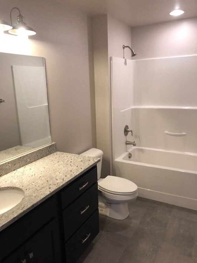 Building Photo - Beautiful Well Lit Four Corners Condo