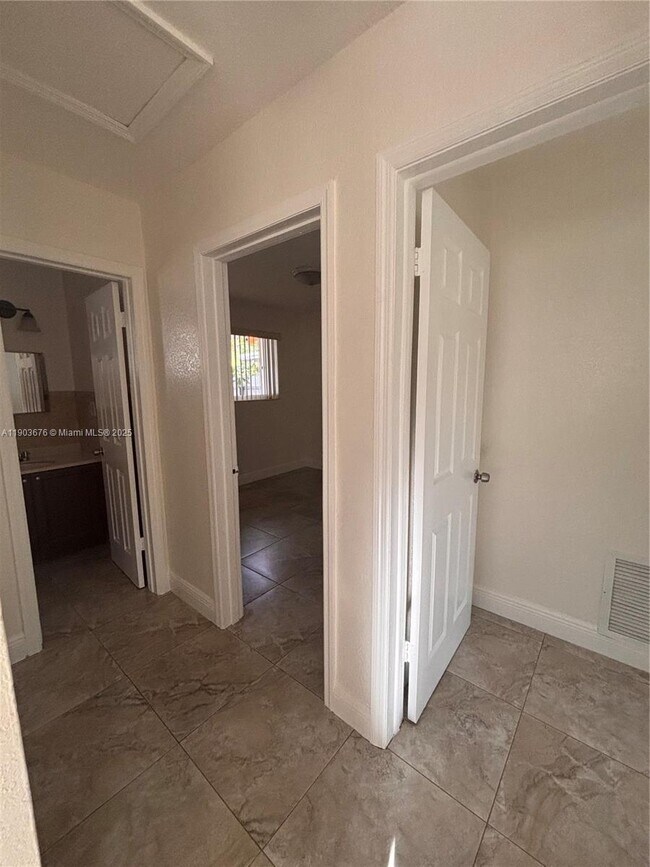 Building Photo - 1563 W 81st St