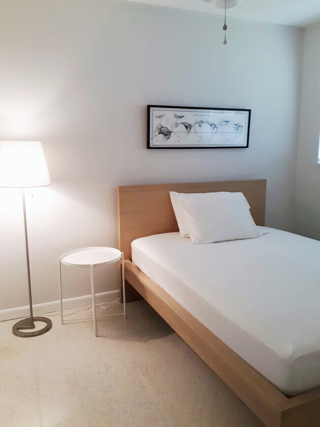 Guest bedroom - 935 NE 18th Ct