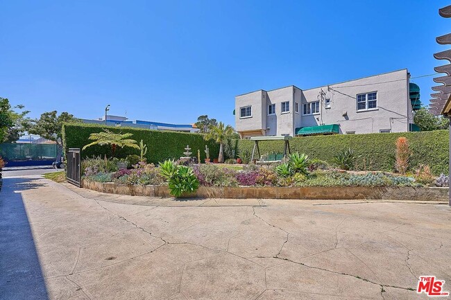 Building Photo - 1076 West Blvd