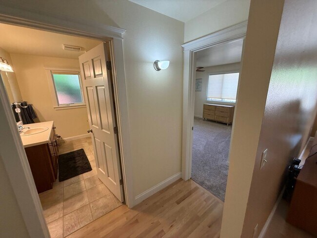 Building Photo - 3 Bed 2 Bath Large Beautiful Home