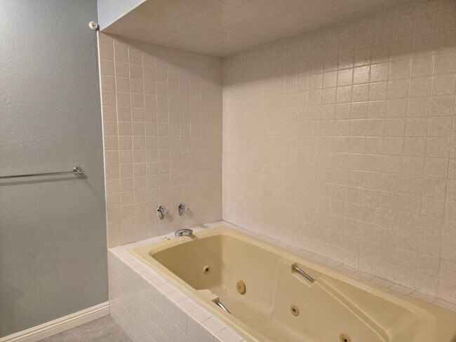 Building Photo - Ground-floor San Carlos stunning single-story condo available immediately.